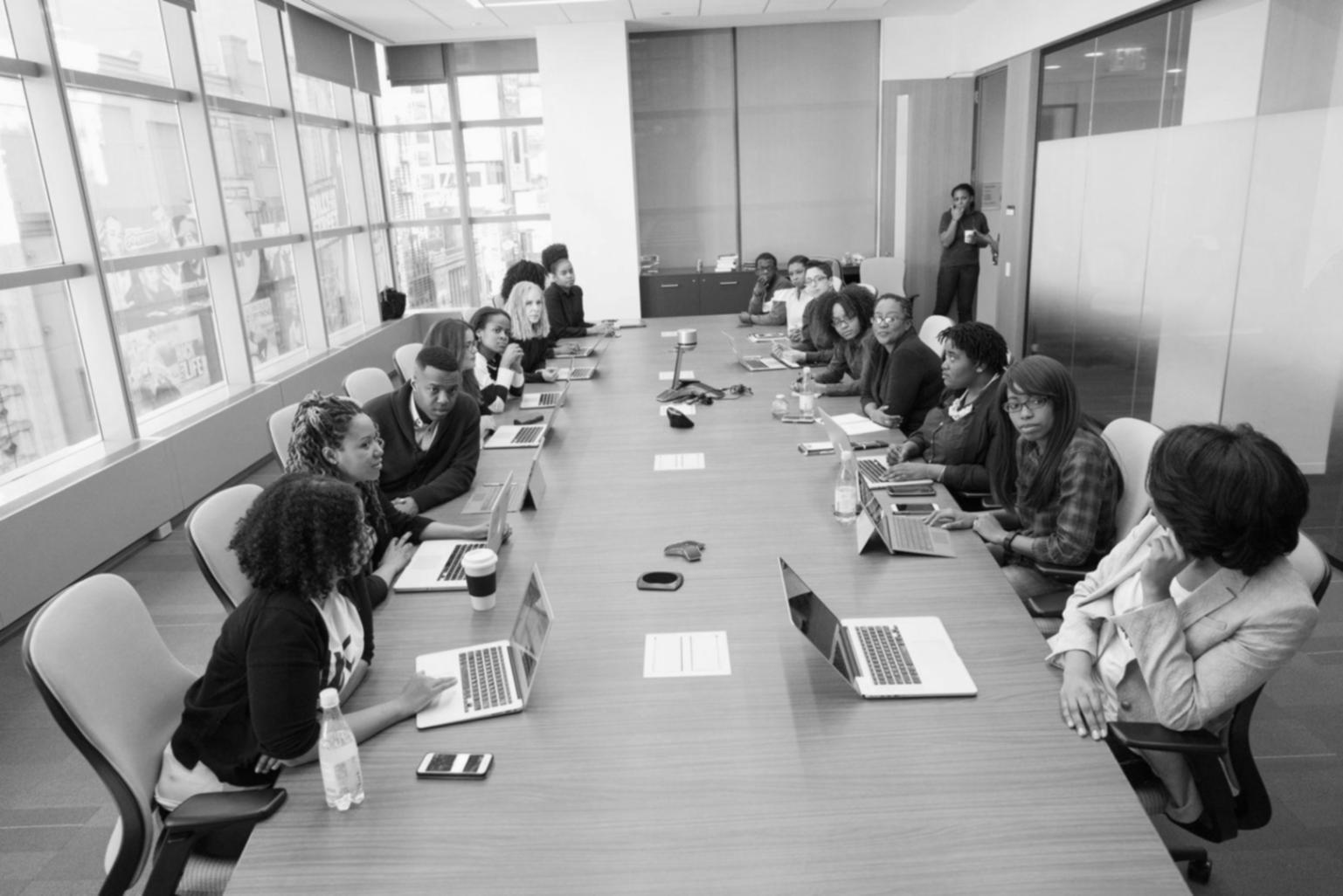 Espace de travail organisé avec documents financiers et outils de planification budgétaire